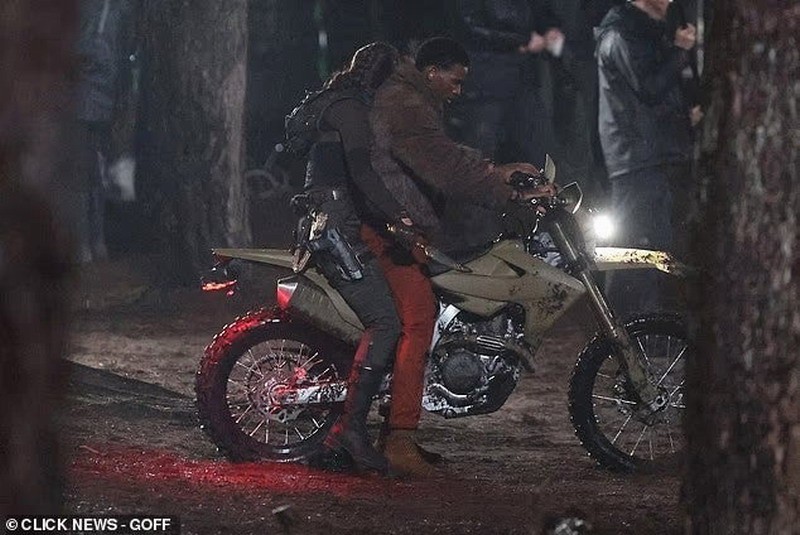 《古墓丽影》真人剧集新剧照 劳拉在雨中大战