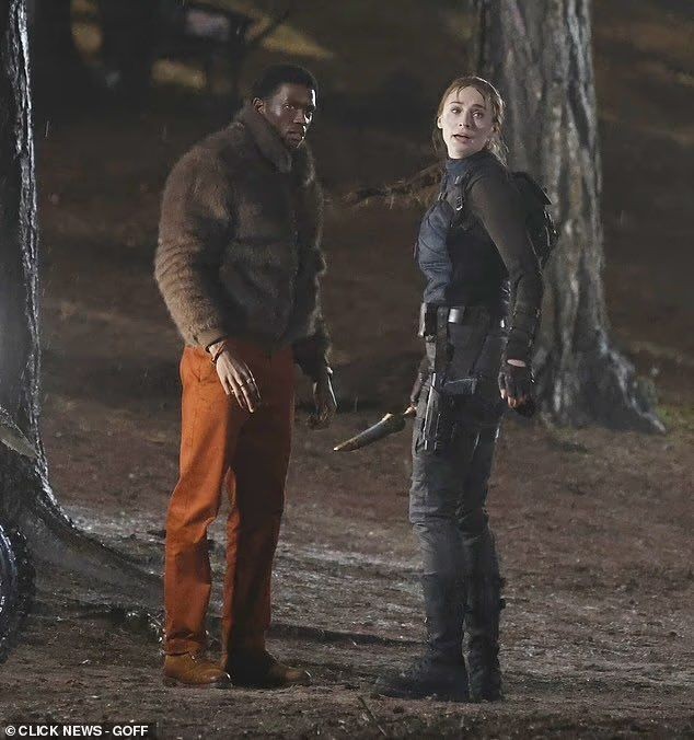 《古墓丽影》真人剧集新剧照 劳拉在雨中大战