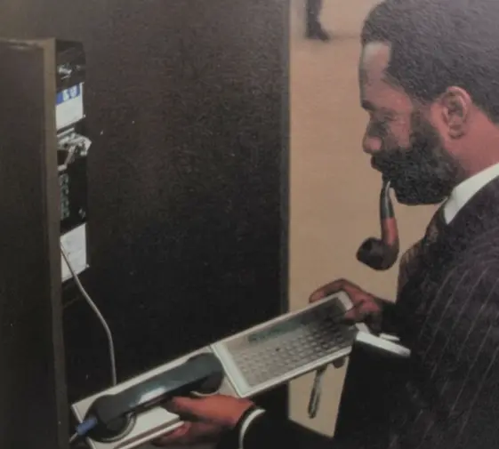 一台聋哑人用的电话 怎么变成了全球上网的起点？