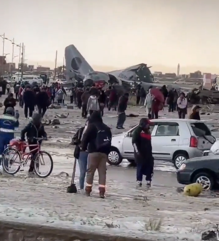 玻利维亚一飞机坠毁：装有大量钞票 散落后遭疯抢