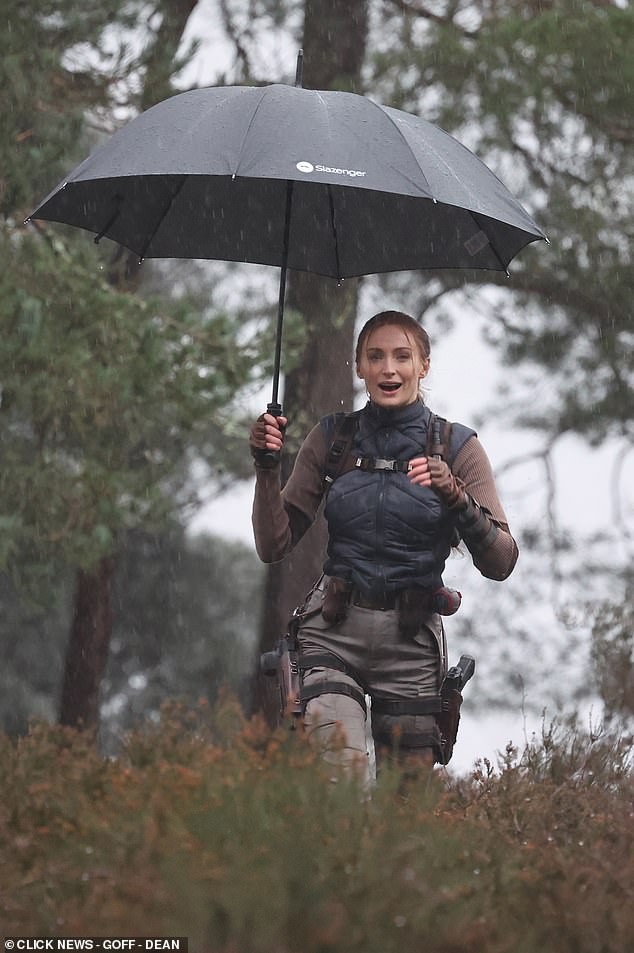 《古墓丽影》劳拉片场照曝光 双枪造型不错！