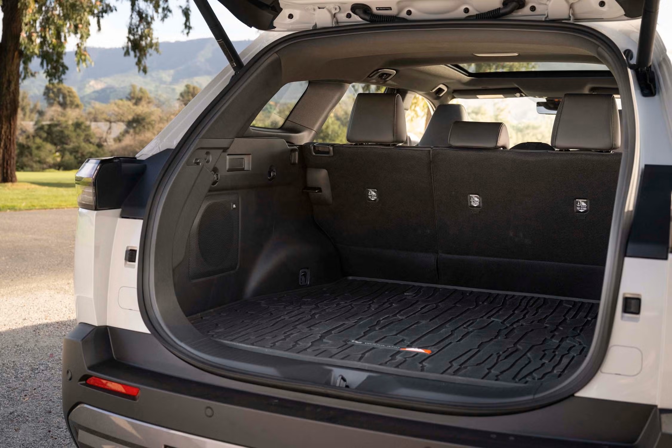 丰田全新电动跨界车bZ Woodland