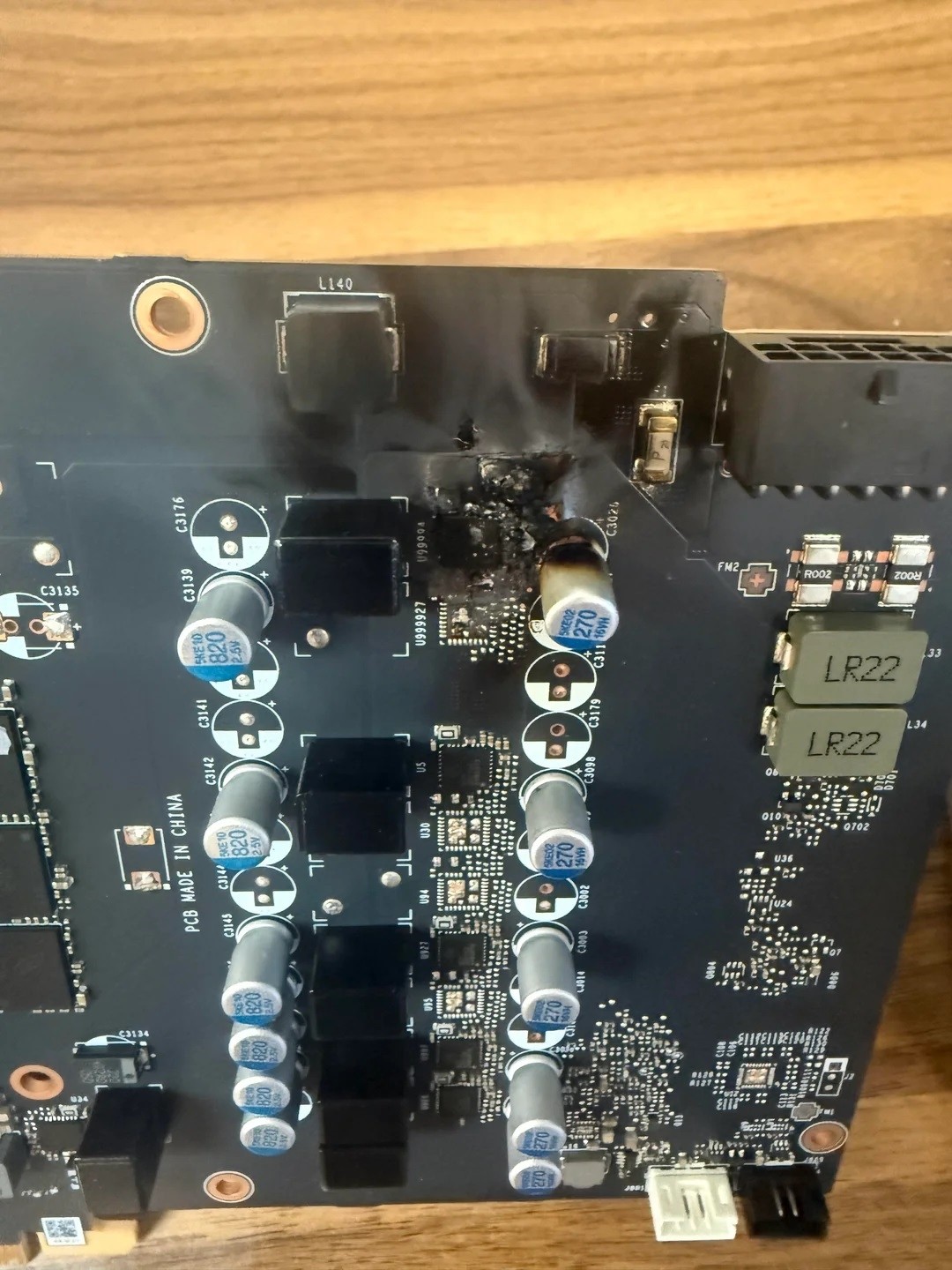 RTX4080 Super短路：严重到PCB都被烧穿 堪称最惨烈