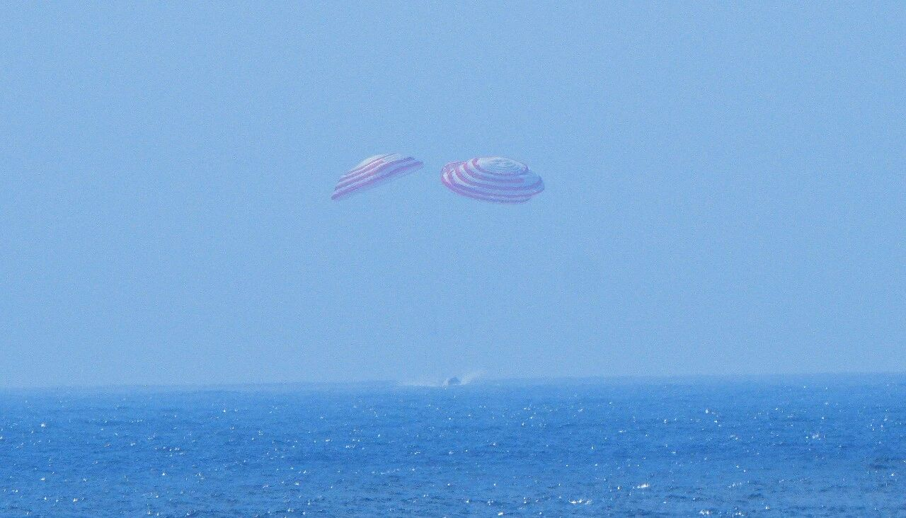 我国首次载人飞船返回舱海上搜索回收：成功完成！