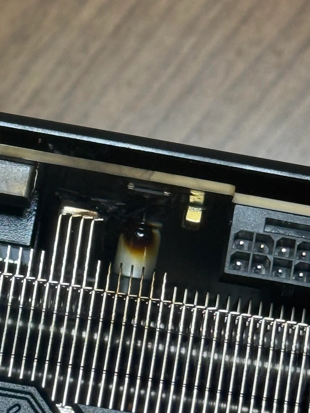 RTX4080 Super短路：严重到PCB都被烧穿 堪称最惨烈