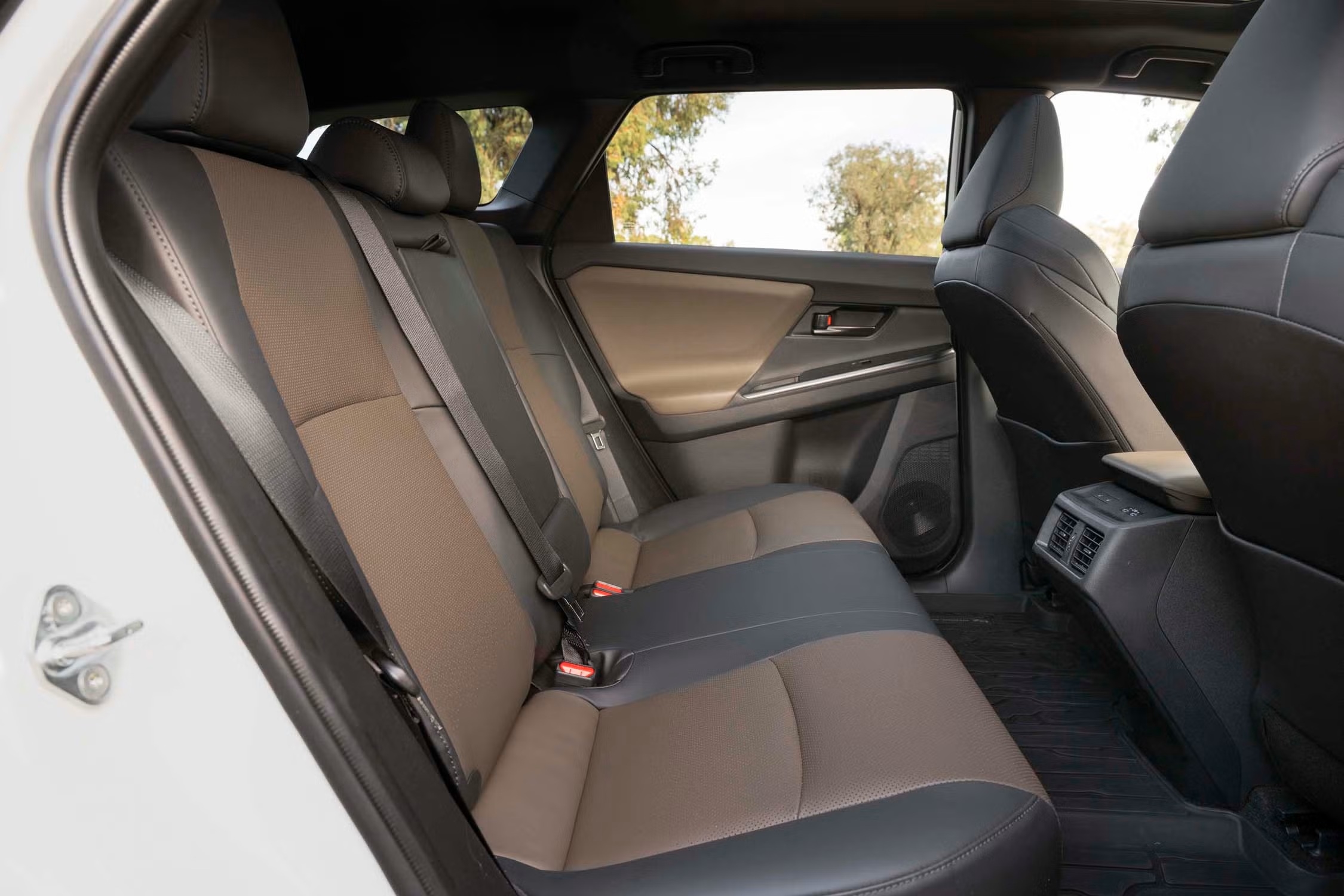 丰田全新电动跨界车bZ Woodland