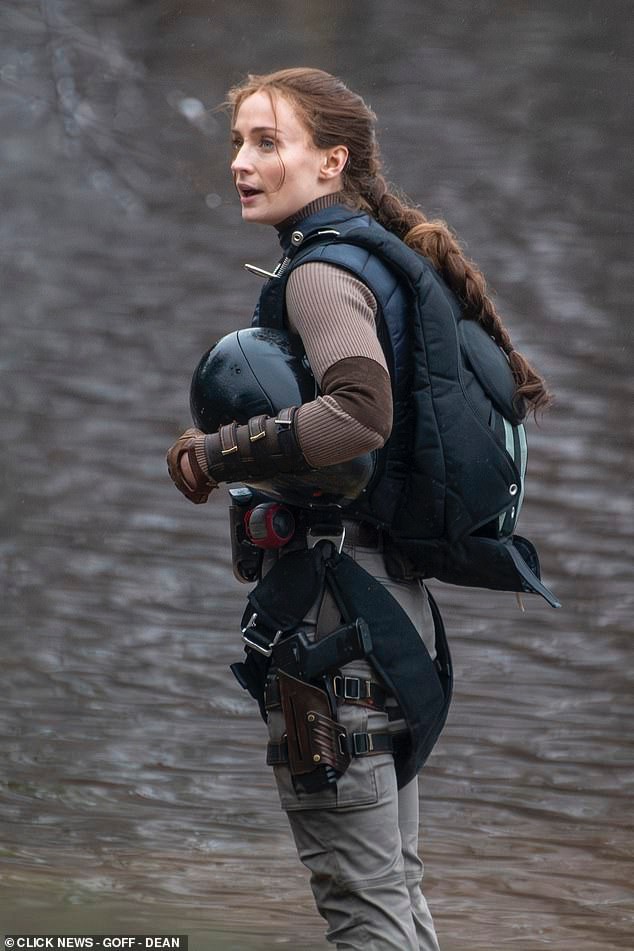 《古墓丽影》劳拉片场照曝光 双枪造型不错！