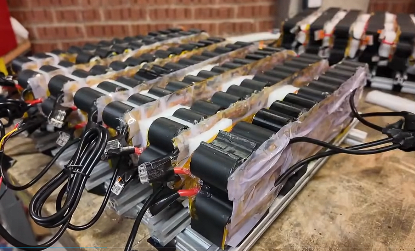 博主用500颗电子烟电池打造汽车动力电池：支持USB-C充电