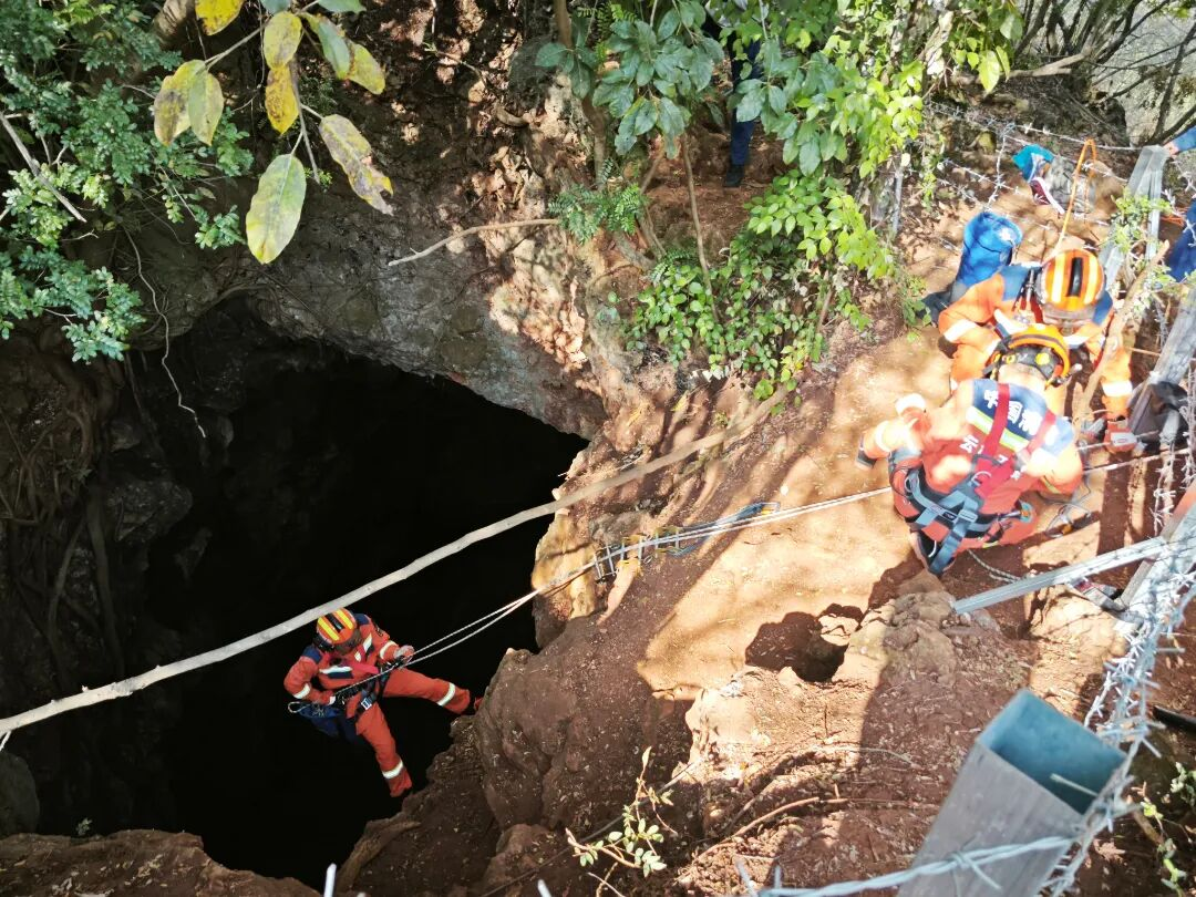 男子被短视频“骗”进15米深洞：差点有去无回