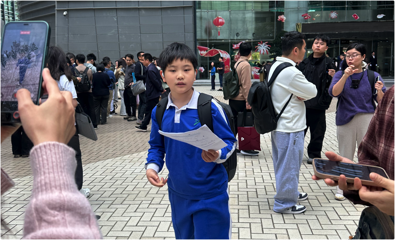 现场安装小龙虾的深圳四年级学生