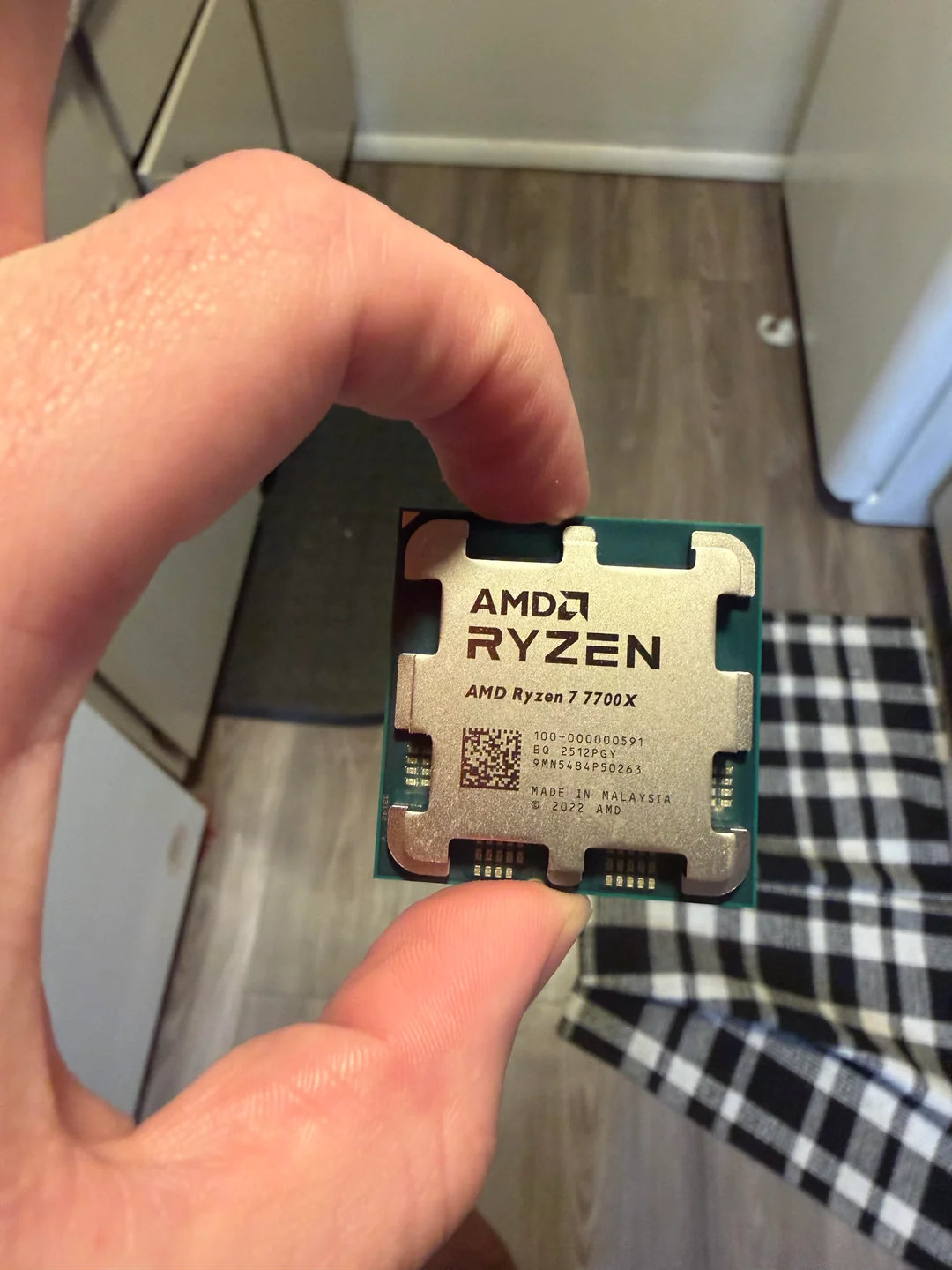 就离谱！网友爆他家的狗咬坏了一颗锐龙7 7700X CPU