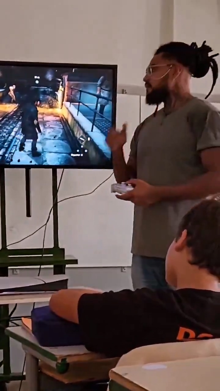 国外学校现场用PS5玩《刺客信条：枭雄》上历史课