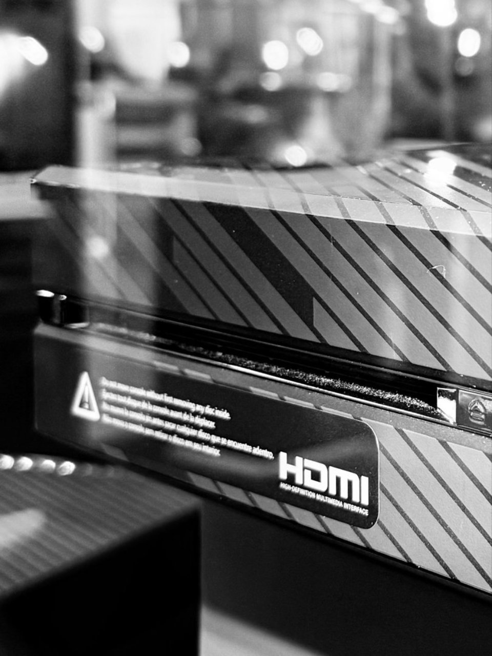 微软曝光新Xbox开发机外观 黑白双色设计亮相GDC