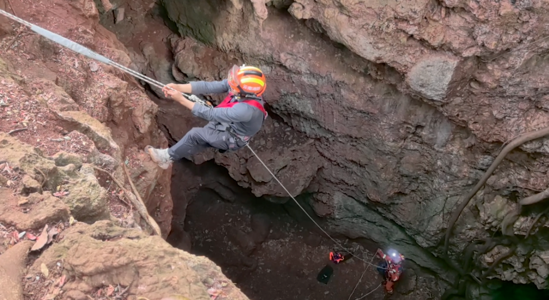 男子被短视频“骗”进15米深洞：差点有去无回