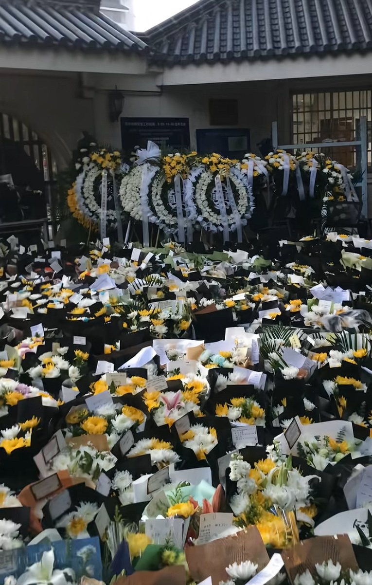 张雪峰追悼会今日举行 民众自发起大早排长队送别