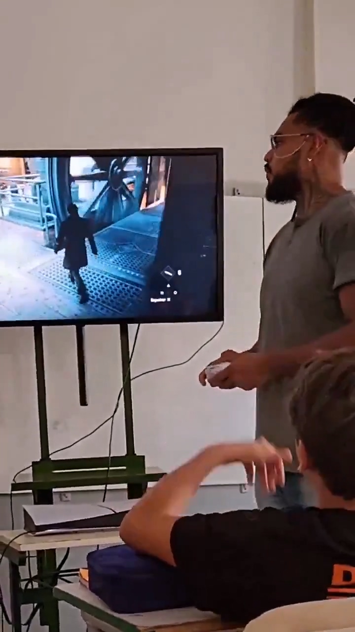 国外学校现场用PS5玩《刺客信条：枭雄》上历史课