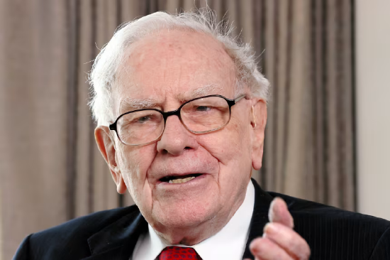 巴菲特在 2023 年的资料照片中。这位已退休的伯克希尔・哈撒韦首席执行官表示，他并不后悔向盖茨基金会捐款。