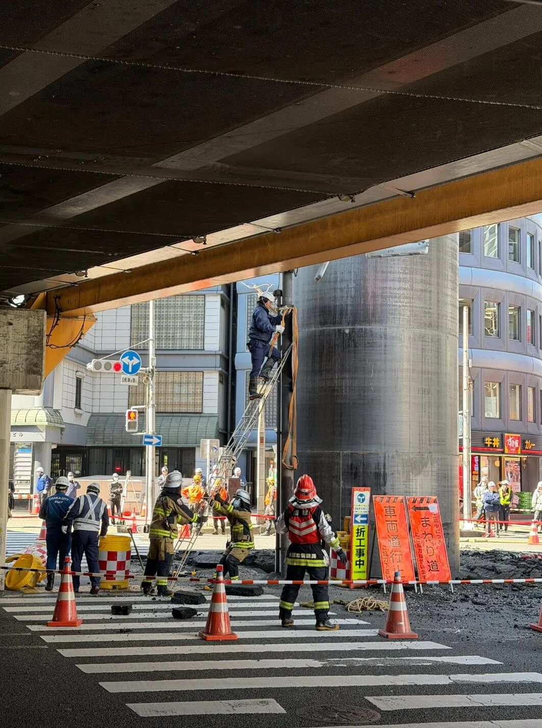 日本闹市地面冒出18米高的大黑粗钢管：差点顶到高架桥