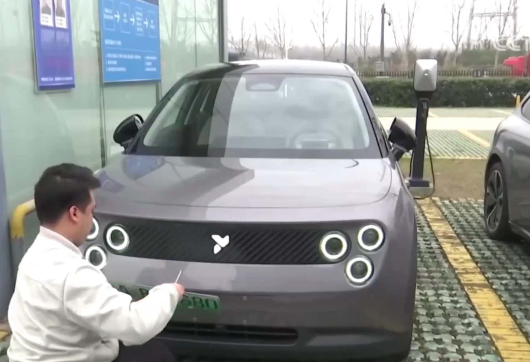 全国首条机动车牌无人机专属航线开通！一小时送达 新车落地就能上牌