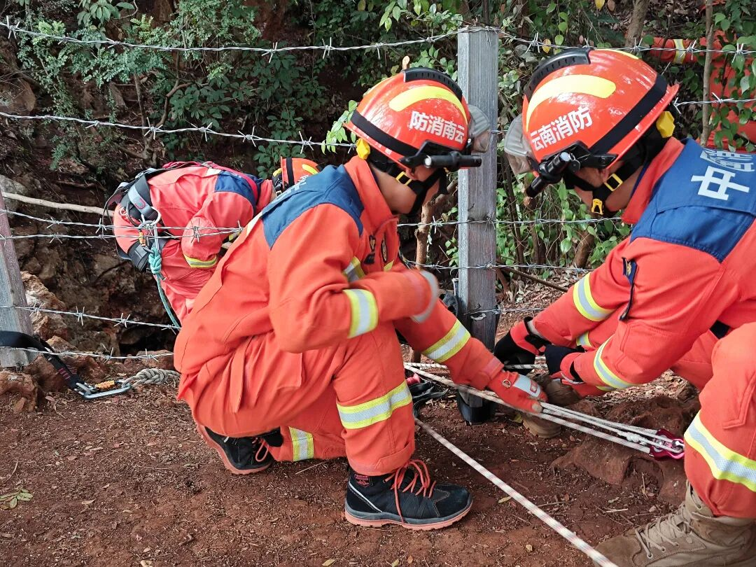 男子被短视频“骗”进15米深洞：差点有去无回