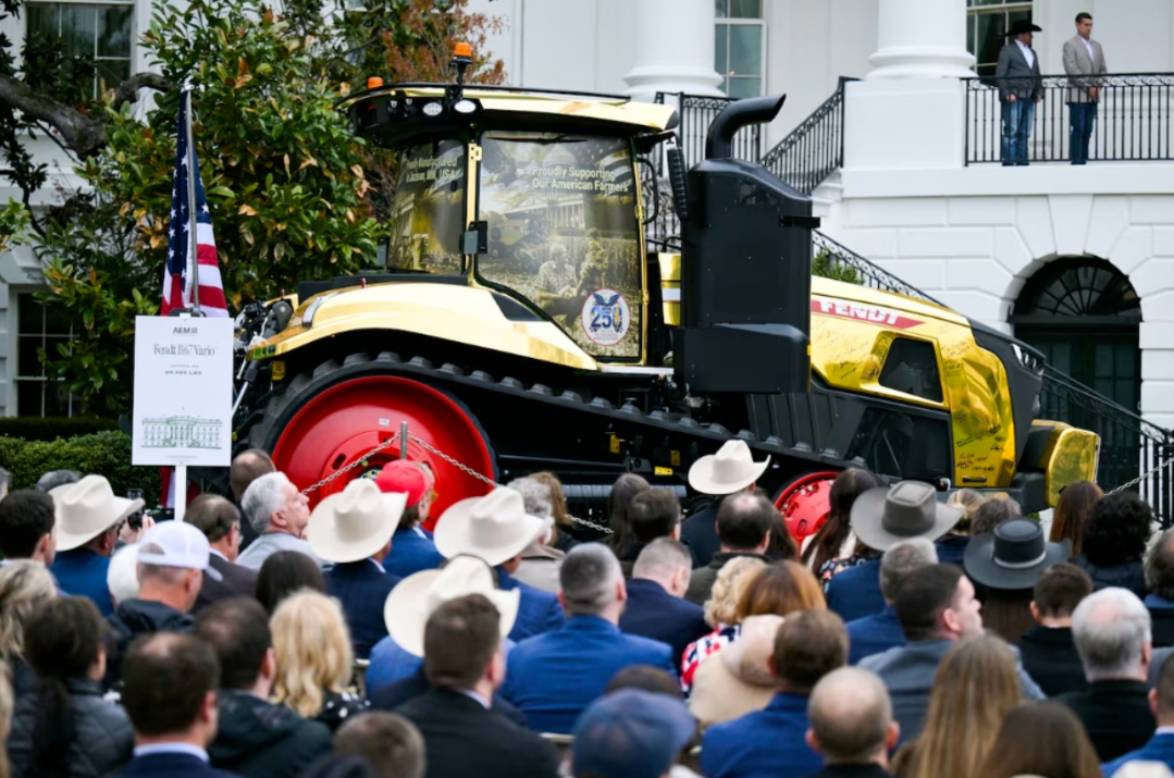 全场焦点跑偏！金色拖拉机亮相白宫 特朗普两度中断讲话夸赞 