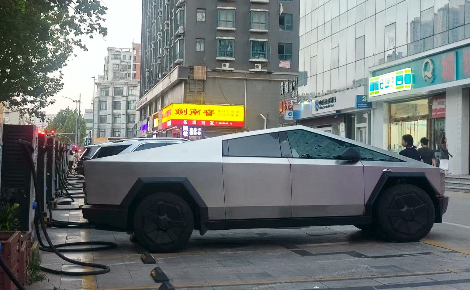 行驶的几百万元！川A绿牌特斯拉Cybertruck现身郑州街头