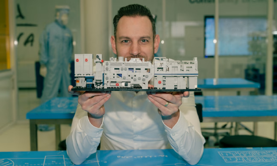 里克・伦森接到了一项任务：把这台对世界影响至深的机器，变成一件玩具。