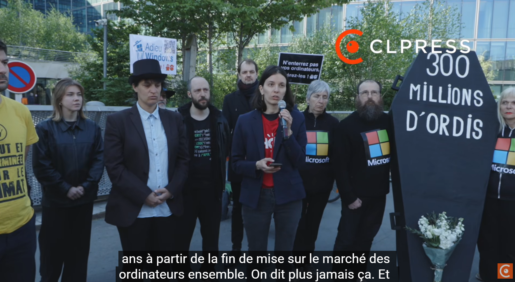 法国人给Windows 10办了一场葬礼:抬着棺材上街抗议微软!