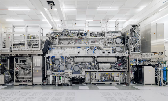 阿斯麦这款极紫外光刻机拥有超 10 万个零件，售价最高 4 亿美元。