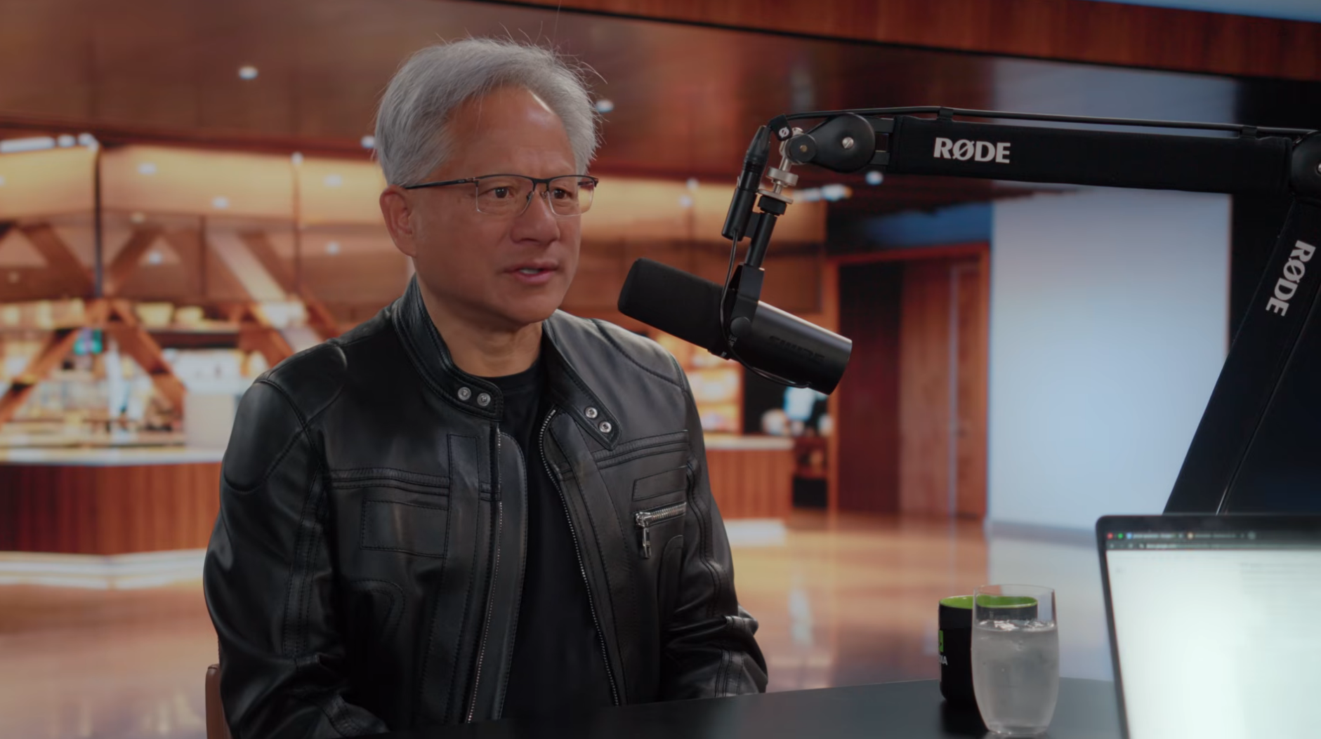 黄仁勋：中国没有AI芯片纯属无稽之谈、只要他们愿意可无限堆算力