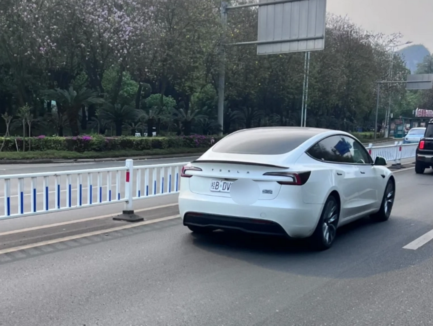 新能源绿色车牌太丑：有车主手动改白色 结果被记9分、罚200元