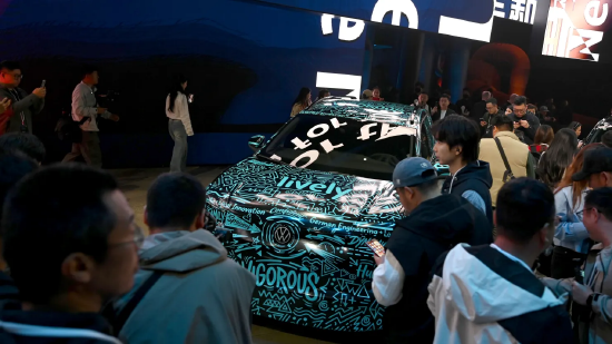 2026 年 4 月 8 日，中国北京，大众品牌之夜活动上展出的 ID.Aura T6 原型车。大众计划到 2029 年在中国推出超 30 款全新混动及电动车型。