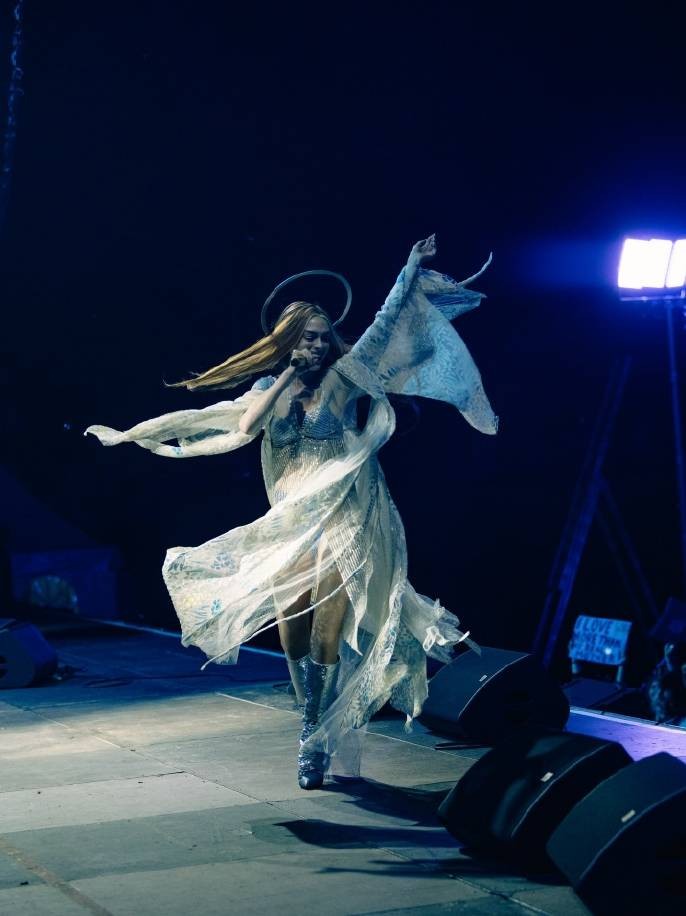 安妮海瑟薇《圣母玛利亚》新剧照 黑丝女神吸睛