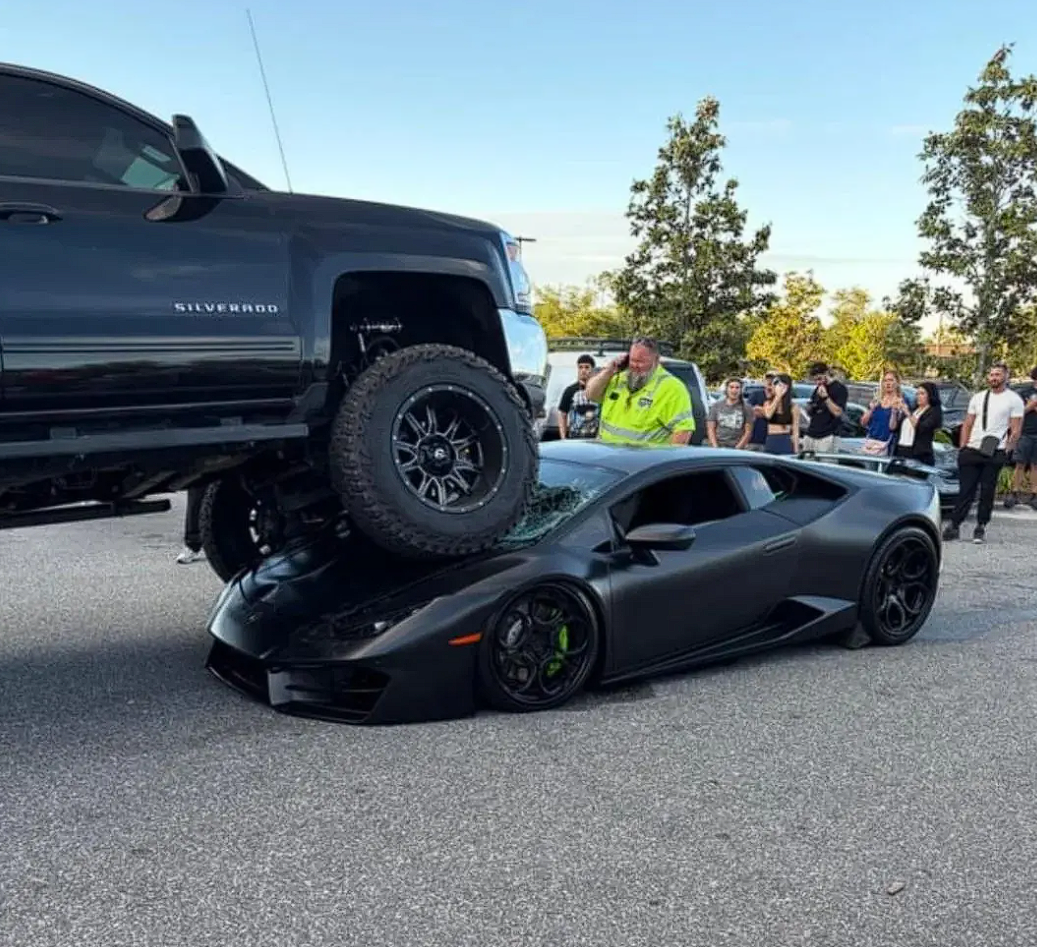 女子开高底盘皮卡碾过兰博基尼跑车：损失或超10万美元