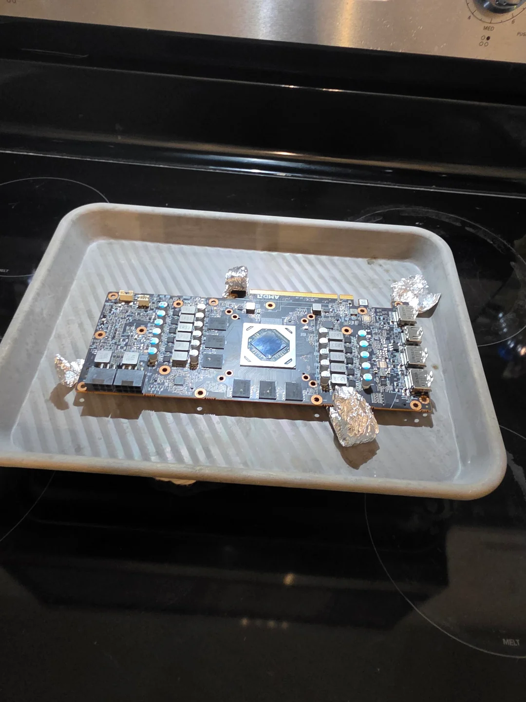 烤箱修显卡大法再现！报废RX 6700 XT 188°C烘烤：12分钟复活