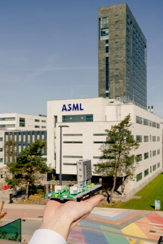 伦森的首个作品是复刻阿斯麦位于荷兰费尔德霍芬的园区，耗时两年多，用了约 2.5 万块积木。