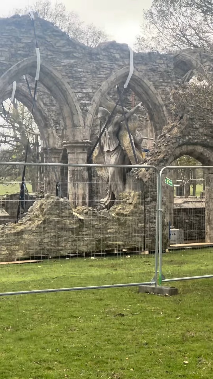 《艾尔登法环》电影片场照泄露:玛莉卡教堂实景曝光