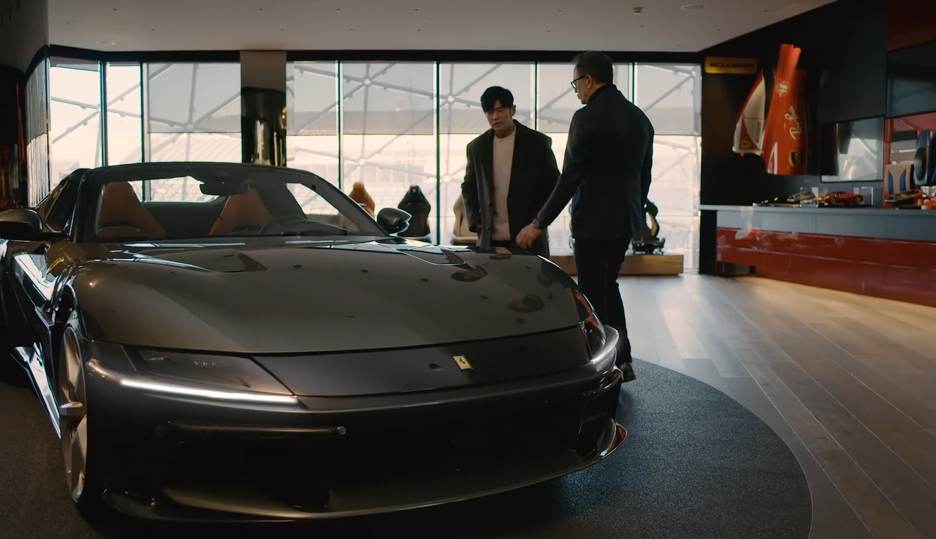 周杰伦现身意大利摩德纳 定制专属法拉利V12超级跑车