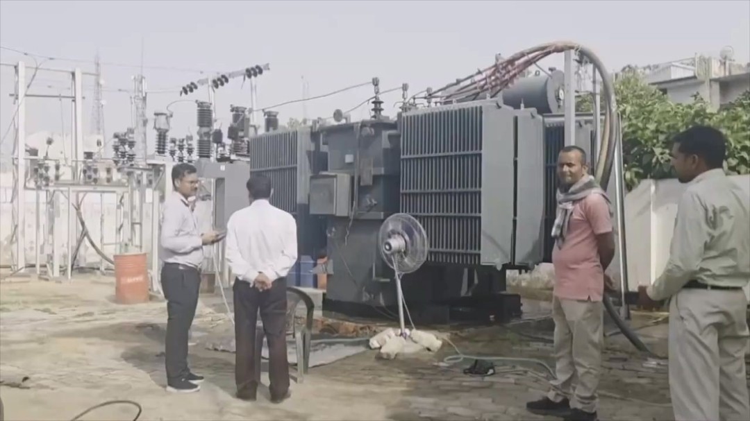 神操作！印度50℃高温下电工给变压器浇水降温