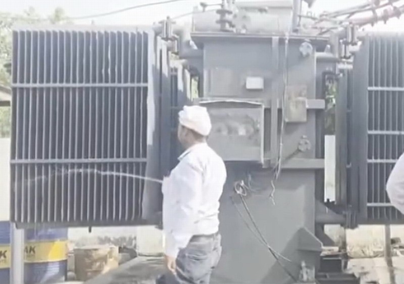 神操作！印度50℃高温下电工给变压器浇水降温
