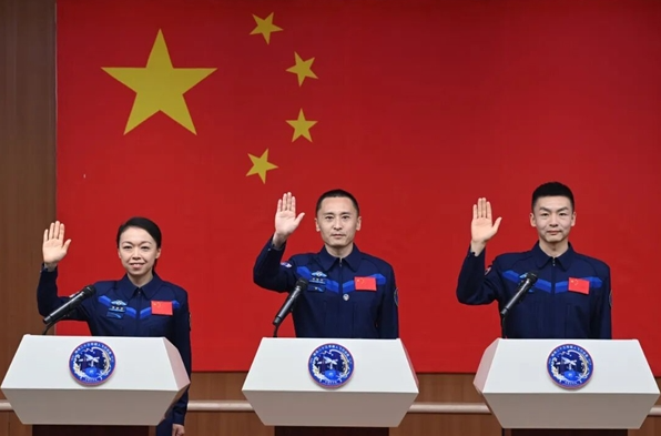 神舟二十三号航天员乘组首次亮相 首位香港女队员
