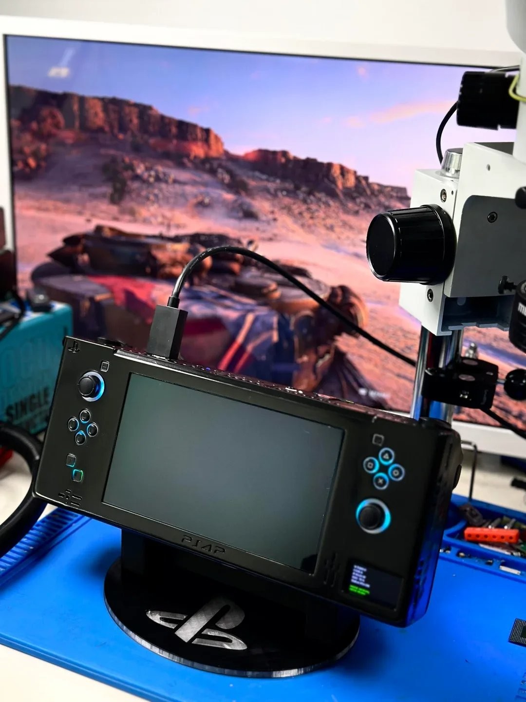 这才是真正的PS4掌机！海外大神亲手打造 能玩一个半小时《神秘海域4》