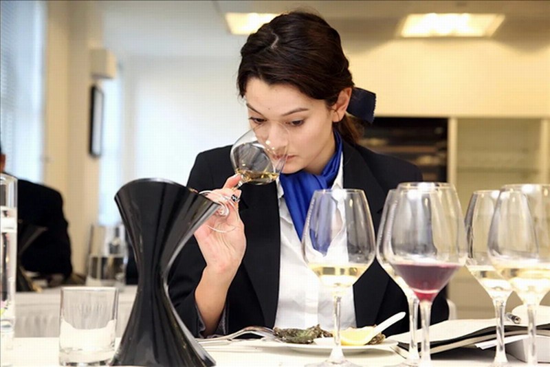 黄仁勋给儿女涨薪:年薪双双破百万美元 称与爹无关