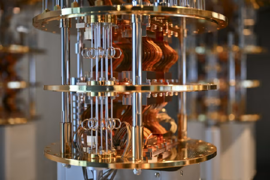 IBM 第二代量子计算系统零部件实拍,可见金银色精密金属组件。目前 IBM 等企业正着力研发稳定性更强、可规模化落地的量子计算机。
