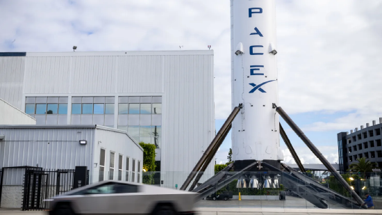2026 年 4 月 13 日周一,美国加州霍桑市,一辆特斯拉赛博皮卡驶过 SpaceX 厂区。
