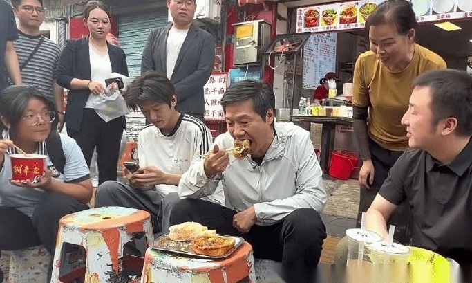 雷军吃热干面被指模仿黄仁勋 复刻亲民营销