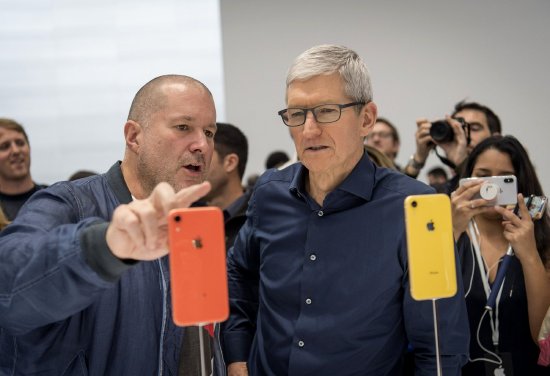 Jony Ive（左）与苹果公司首席执行官库克于2018年的合影，一年后这位设计主管离开了苹果公司。