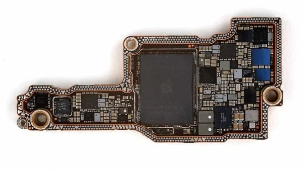 iPhone 18 Pro主板高清谍照流出