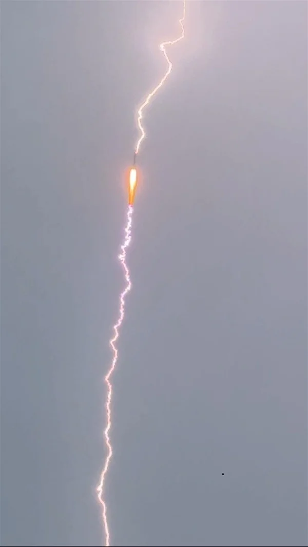 长三乙成功发射天链二号06星!火箭飞行途中遭遇雷击 闪电清晰可见