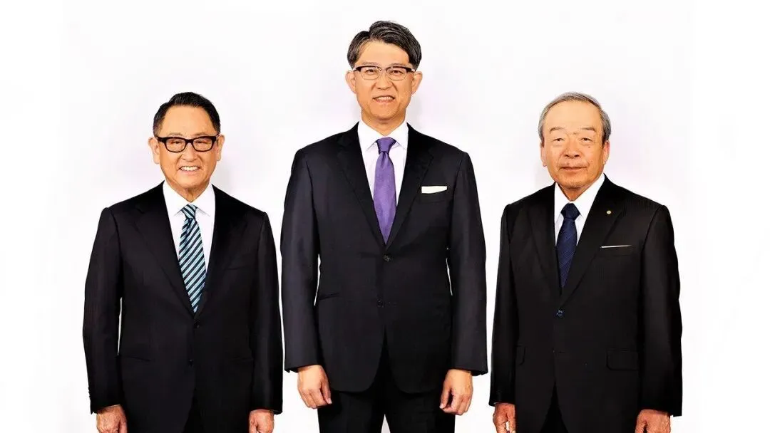 丰田章男(左)与佐藤恒治(中)